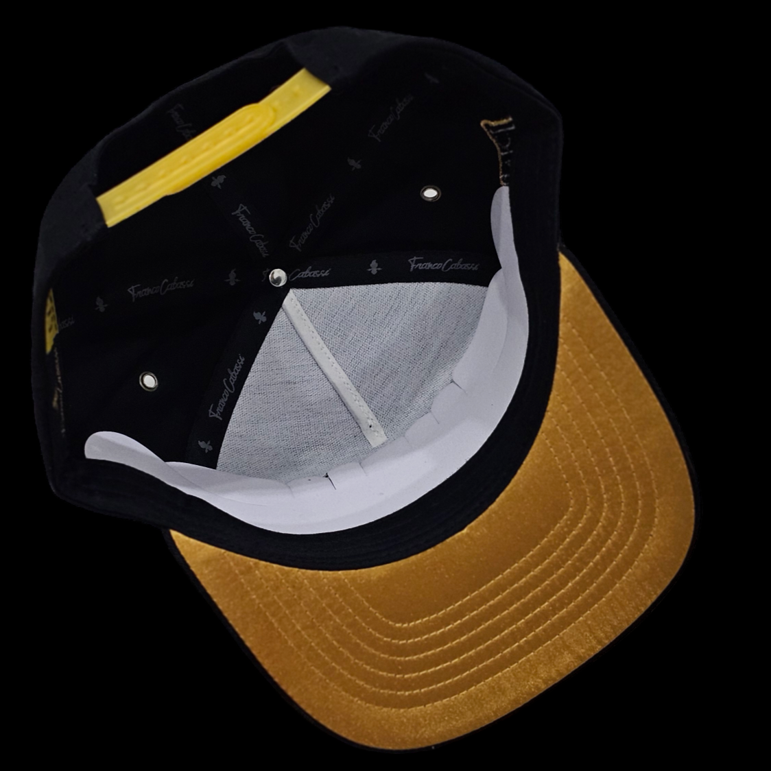 GORRA LOGO PANTERA CONTORNO METALICO, NEGRA VISERA DORADA