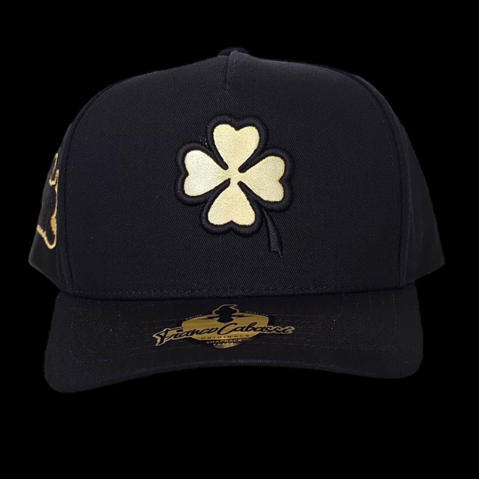 GORRA LOGO TREBOL VINIL DORADO, VISERA DORADA